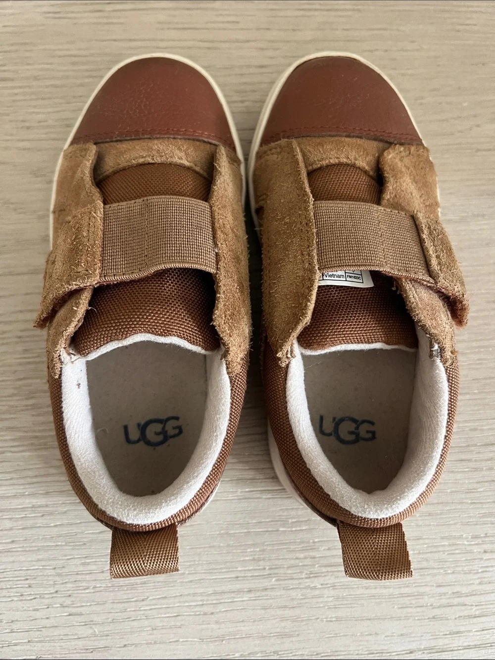Ugg child Rennon low sneakers chestnut size 10